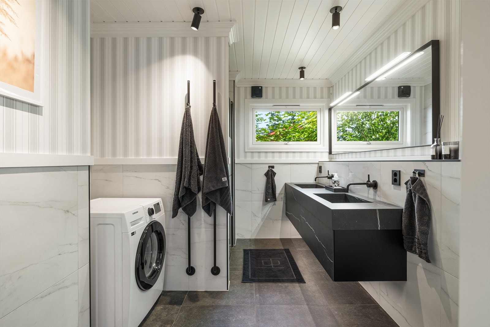 Videre i 1. etasje er det et rålekkert bad som ble pusset opp tidligere i år. Galleribilde