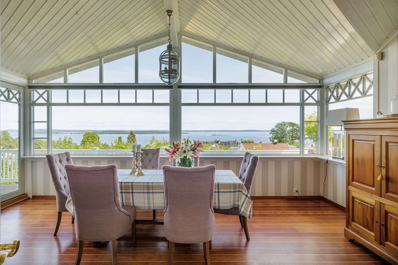 Legg merke til de generøse vindusflatene som gir et oversiktlig og flott utsyn mot Oslofjorden. Galleribilde