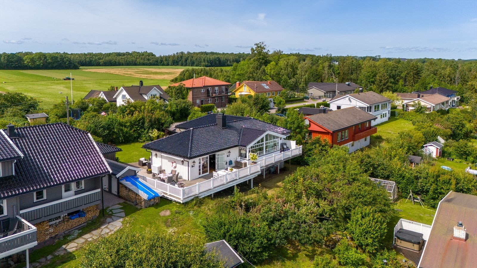 Fra boligen er det også gangavstand til både barnehager og Åsgården barneskole, samt kort vei til lekeplasser, idrettsanlegg og treningssenter m.m. Galleribilde