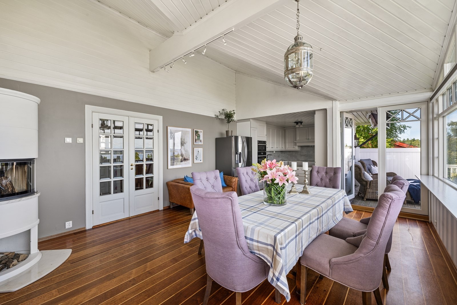 Fra kjøkkensonen er utgang til en stor og herlig terrasse på hele 66 kvm. Her er det god plass til diverse ønskelig utemøblement! Galleribilde