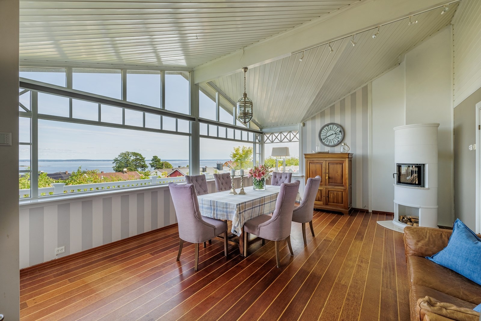 Spisestuen er plassert i praktisk tilknytning til kjøkkensonen. Her er det god plass til både venner og familie. Galleribilde