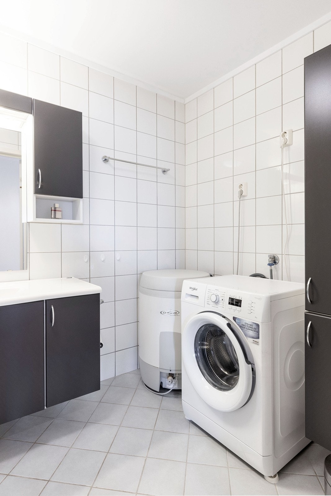 Varmtvannstanken er plassert på badet. Her er det også opplegg til vaskemaskin Galleribilde
