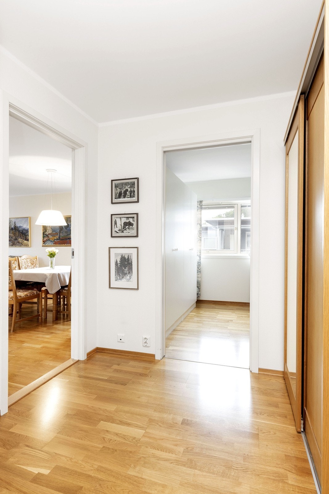 Praktisk skyvedørsgarderobe i entréen Galleribilde