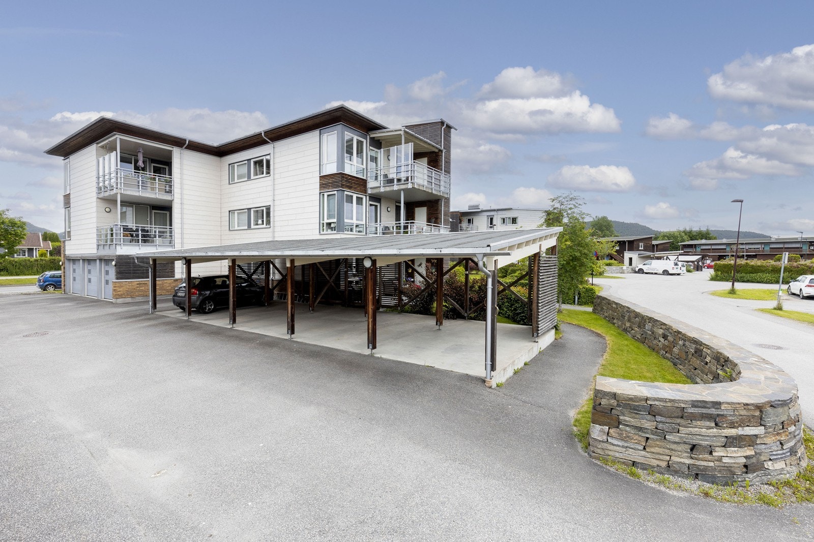 Leiligheten disponerer egen carport Galleribilde