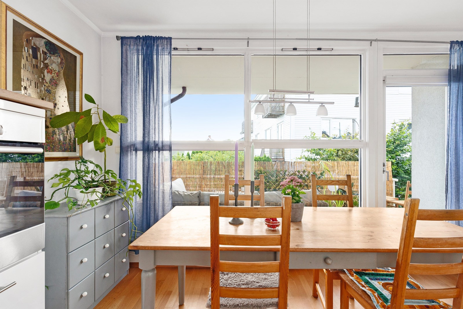 Store vinduer gir god romfølelse Galleribilde