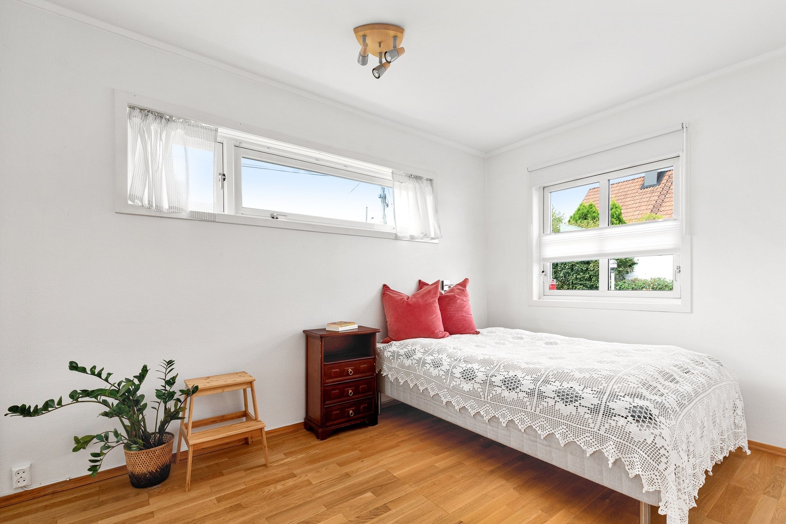 Romslig soverom med god plass til dobbeltseng Galleribilde