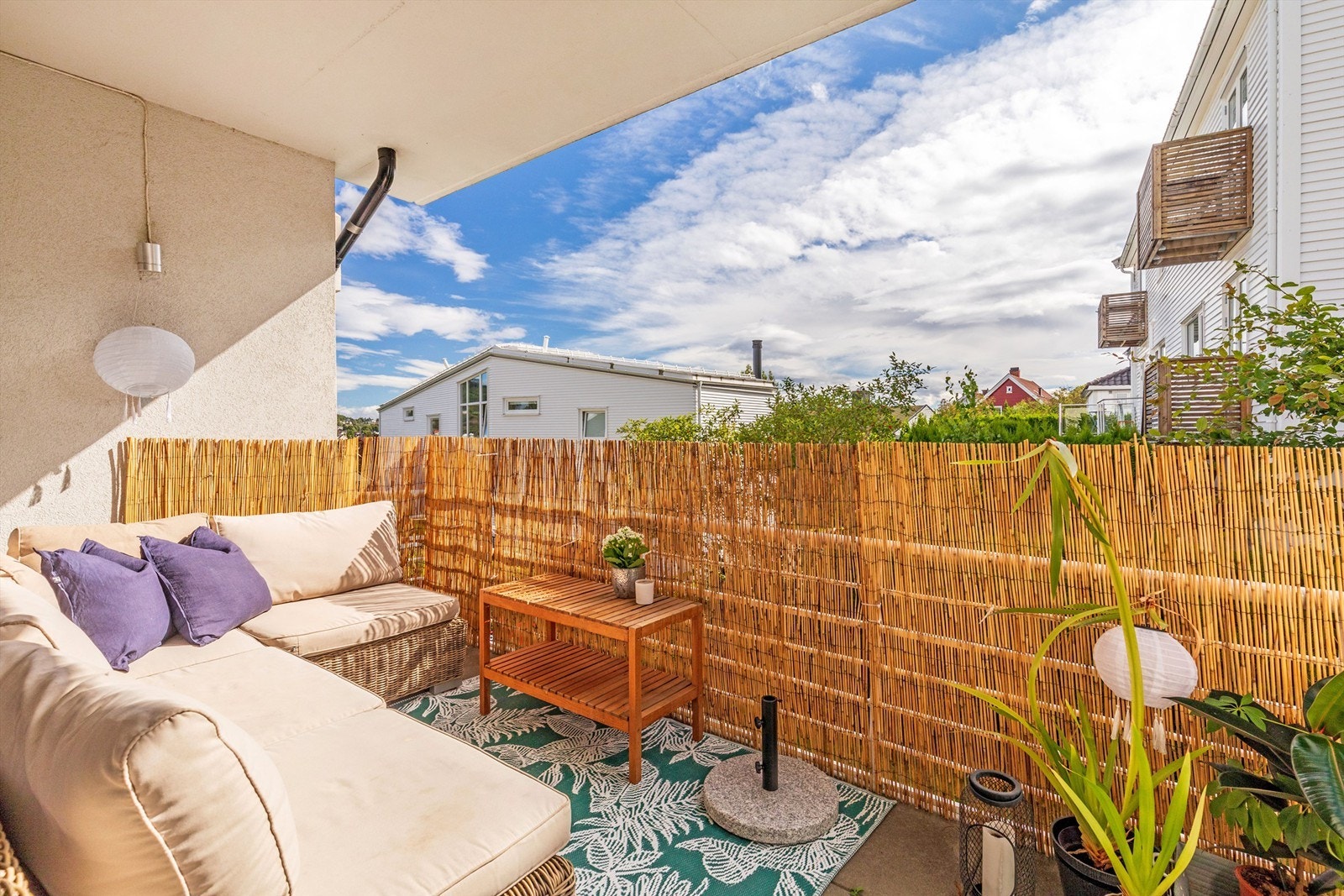 Herlig terrasse som er delvis overbygget, noe som forlenger uteseongen med flere uker Galleribilde