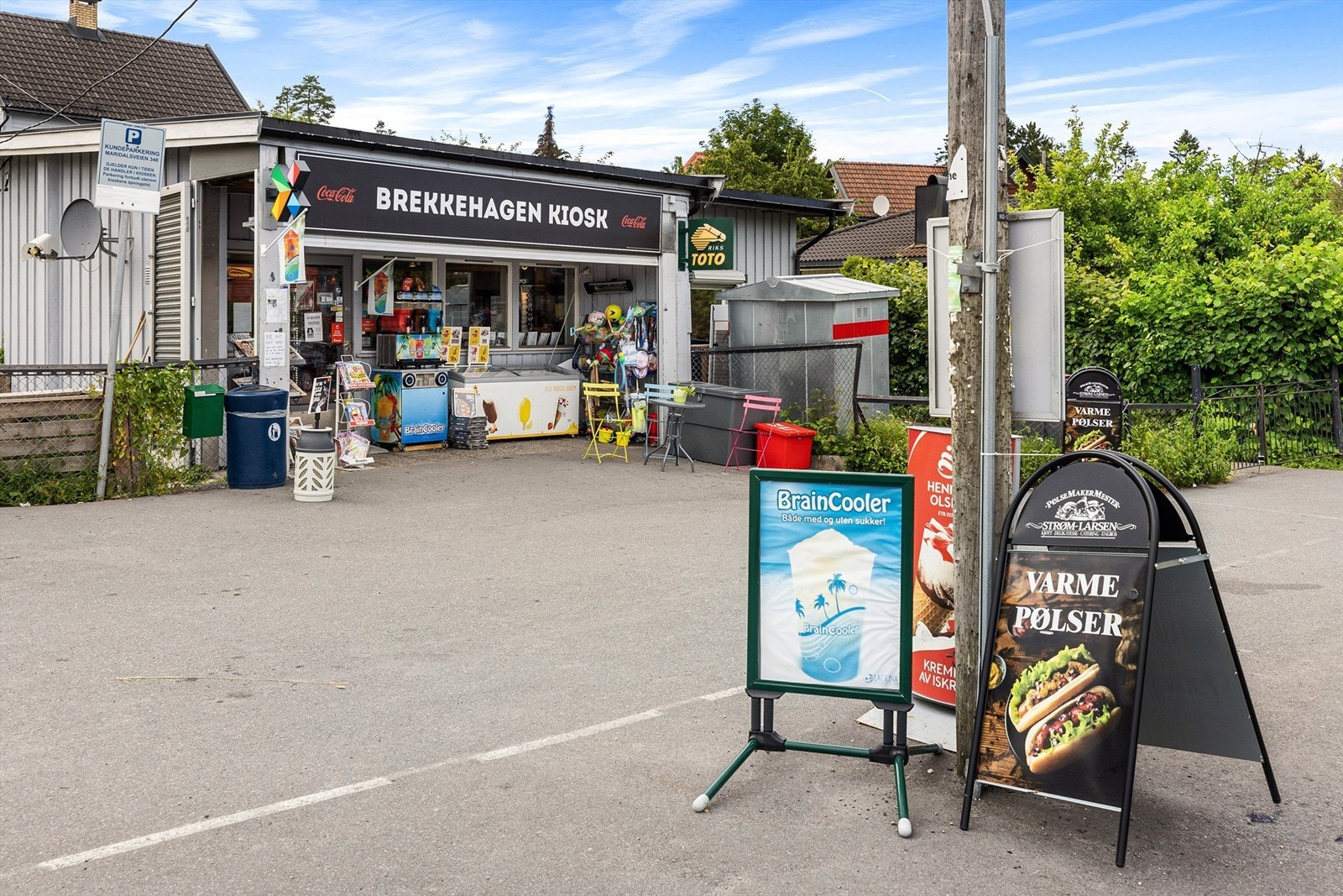 Brekkehagen kiosk i umiddelbar nærhet med åpningstider fra klokken 10-19 alle dager i uken. 50 meter bortenfor ligger Rema1000 Galleribilde