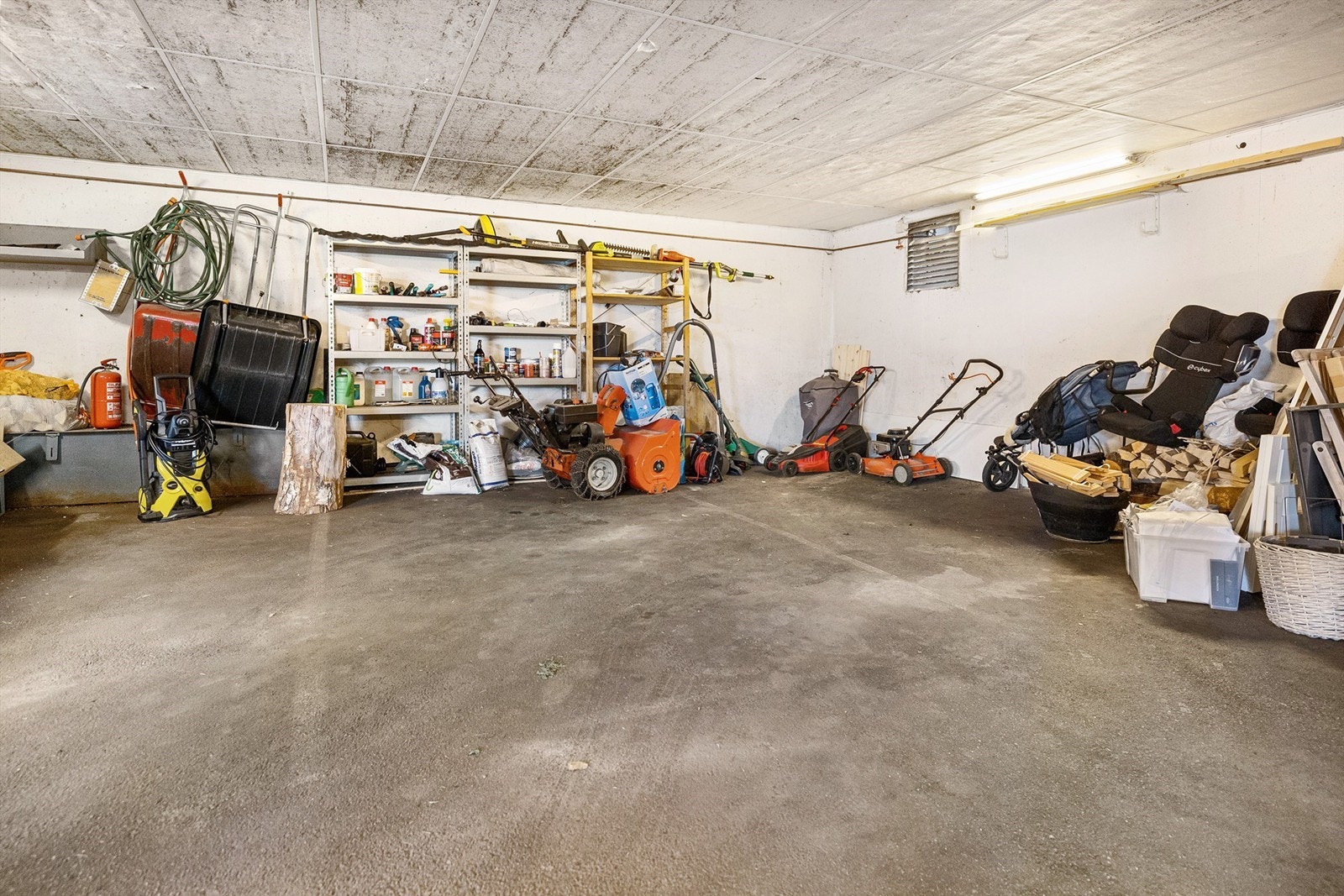 Leiligheten disponerer en parkeringsplass i felles garasjeanlegg og en biloppstillingsplass. Det er klargjort med strøm for evt. etablering av elbillader Galleribilde