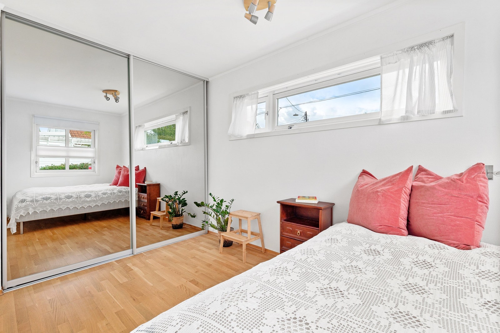 Skyvedørsgarderobe med speildører Galleribilde