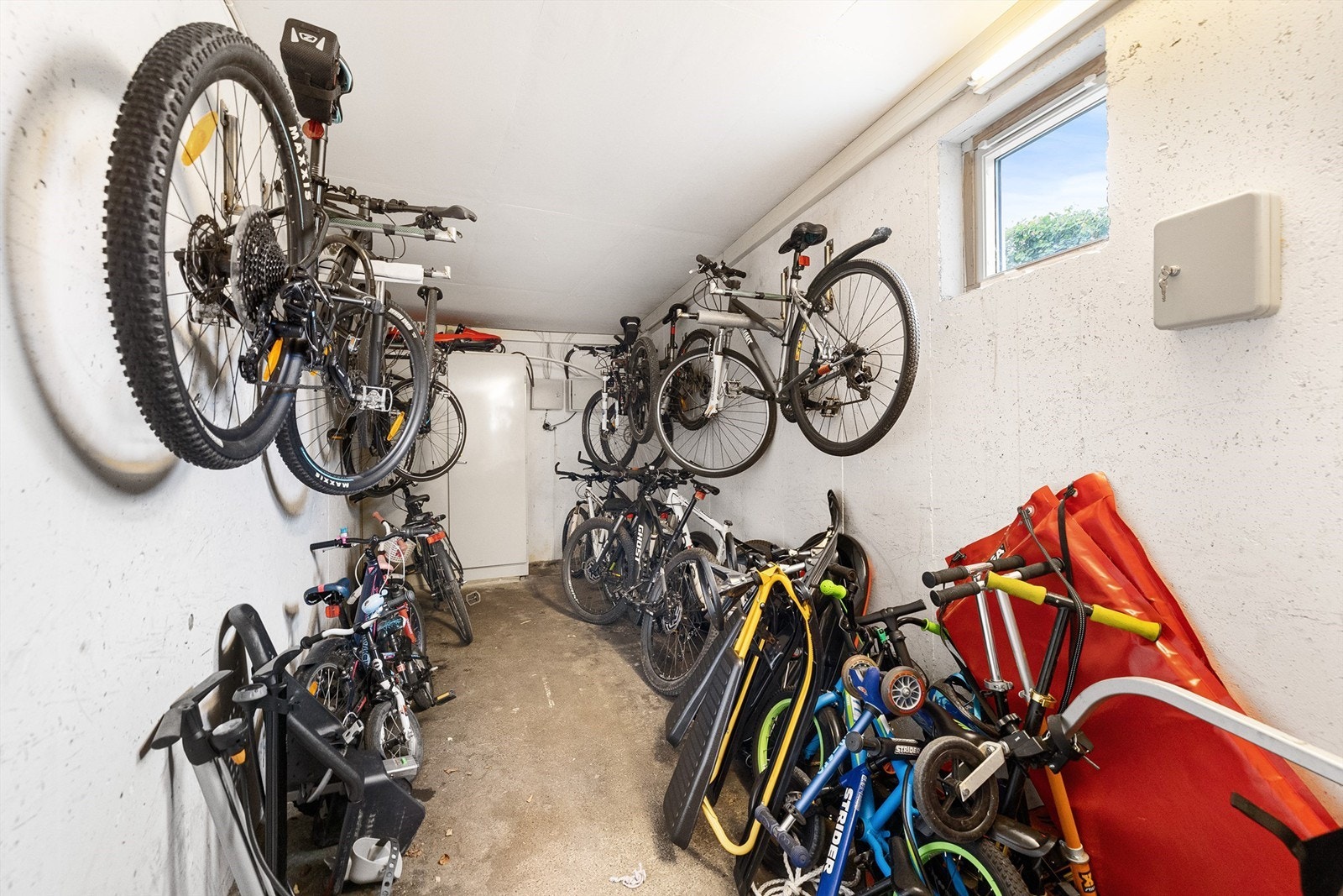 Felles sykkelbod i kjelleren. I tillegg disponerer leiligheten en kjellerbod på ca. 8 m2. Galleribilde