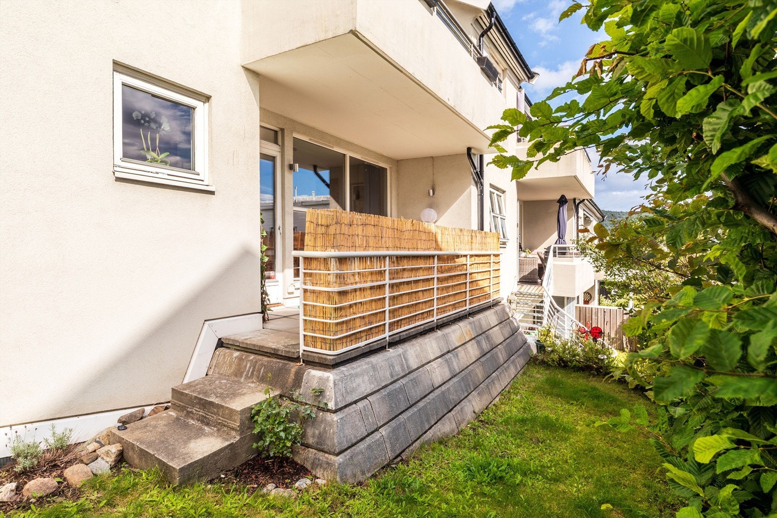 Trapp ned til liten hagendel som disponeres av seksjonen Galleribilde