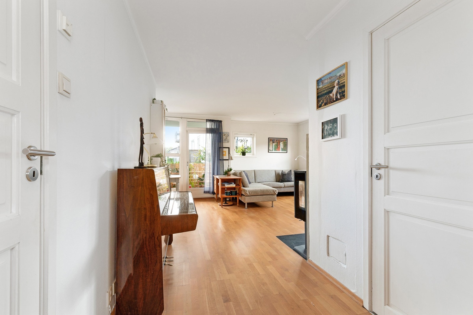 Fra gangen er det adgang til soverommet og badet Galleribilde