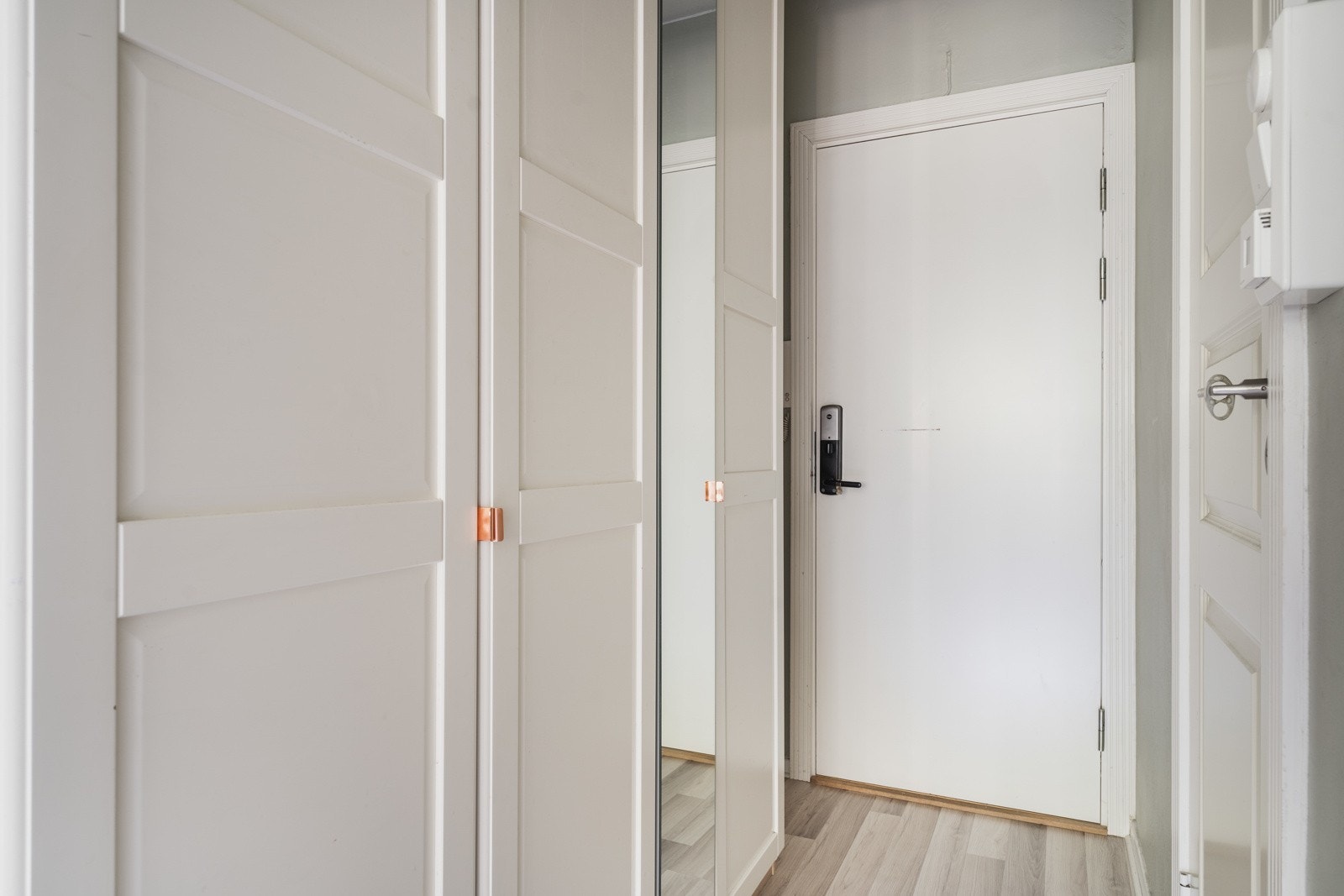 Her er det god plass til oppbevaring av yttertøy og sko, samt dørcalling gjør det enkelt å slippe inn gjester fra bakkeplan. Galleribilde