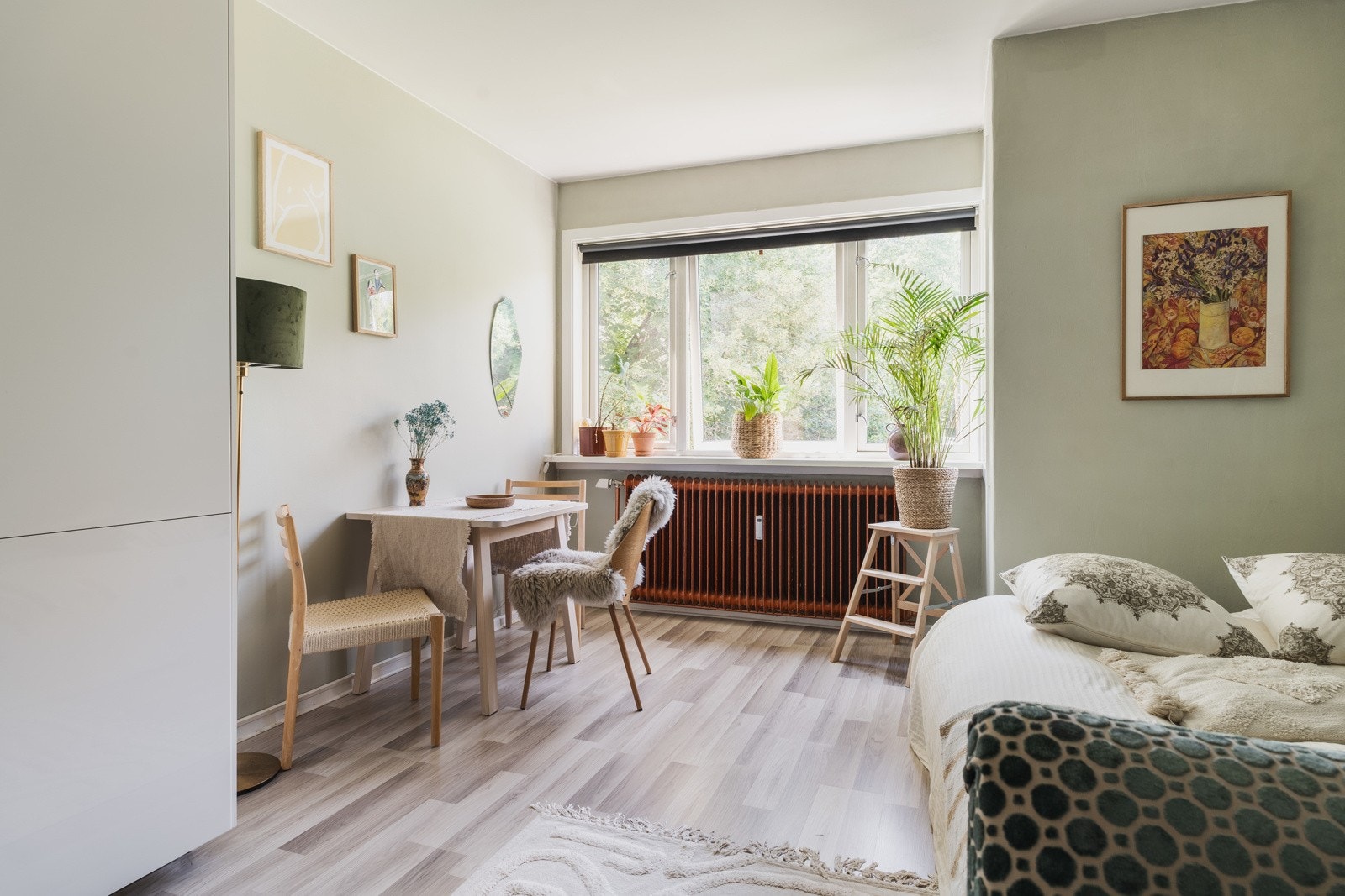 Det er plass til sofagruppe med tilhørende møblement, i tillegg til spisegruppe som fungerer som en fin overgang fra kjøkken til stue/spisestue. Galleribilde