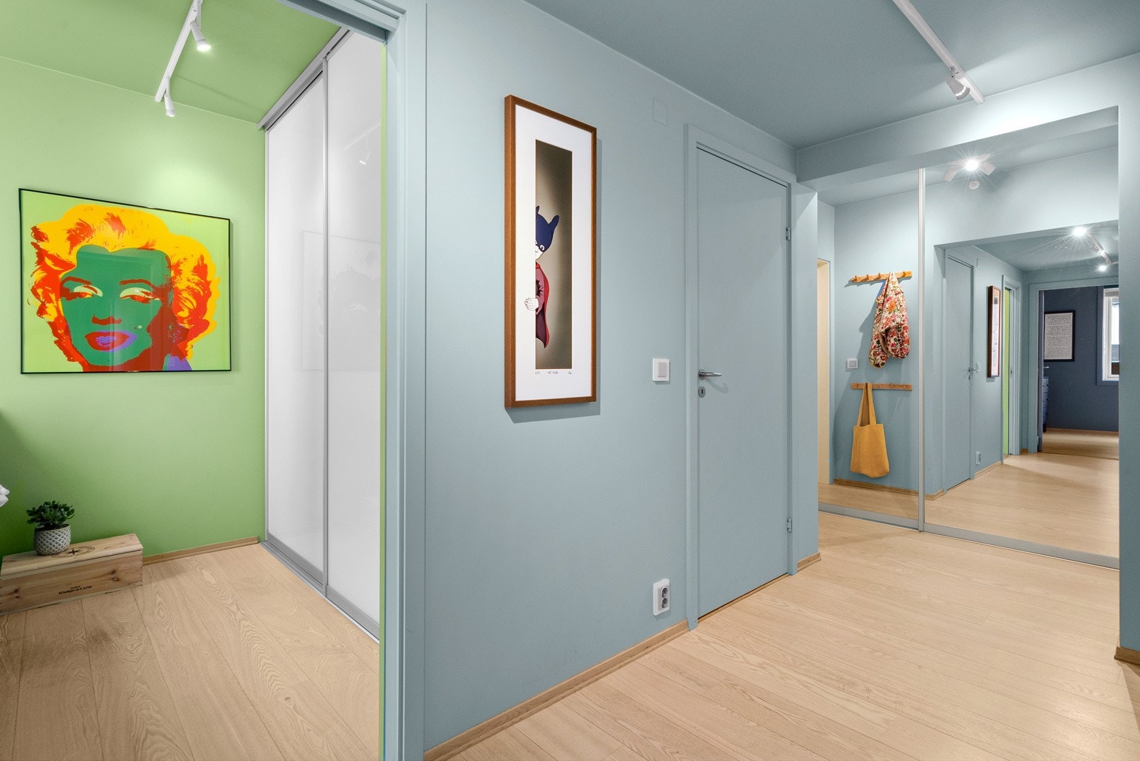 Videre ned i gangen er det adkomst til soverom og innvendig bod Galleribilde