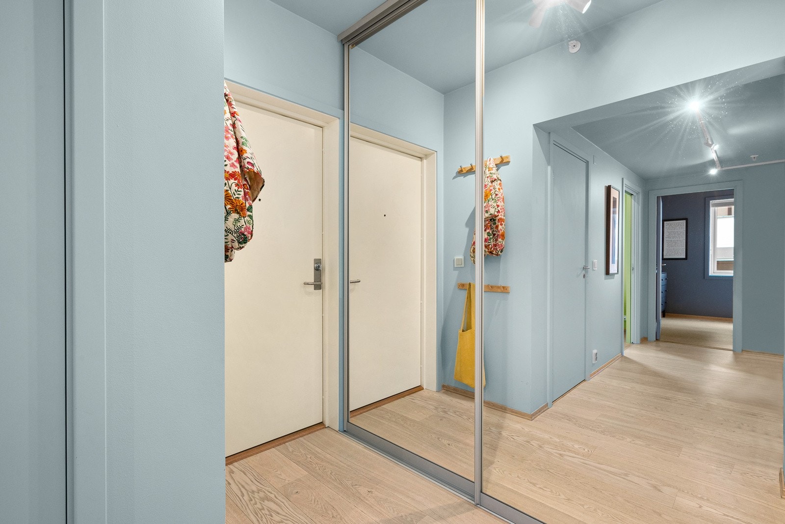 Det er heisadkomst opp til etasjeplan, og ved entréen er det døråpner og garderobe med speildører Galleribilde