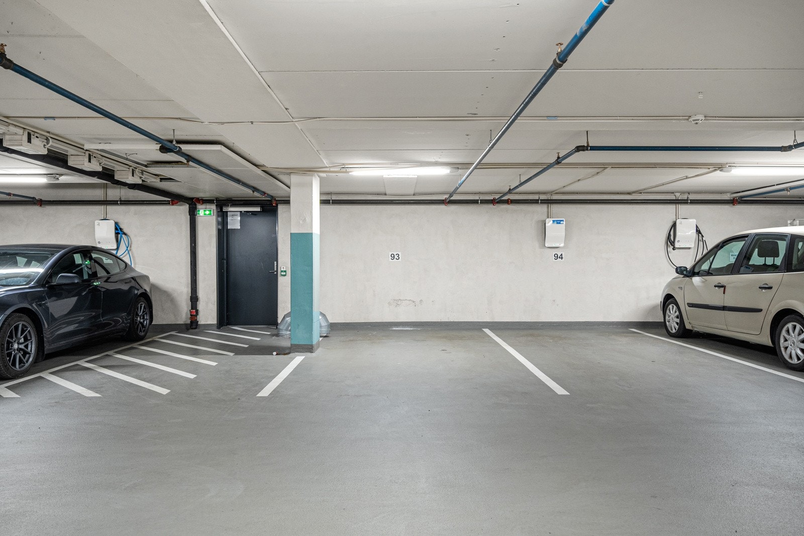 En garasjeplass medfølger, og med heisadkomst går du tørrskodd inn i bilen. Det er også mulighet for å kjøpe en ekstra plass. Galleribilde