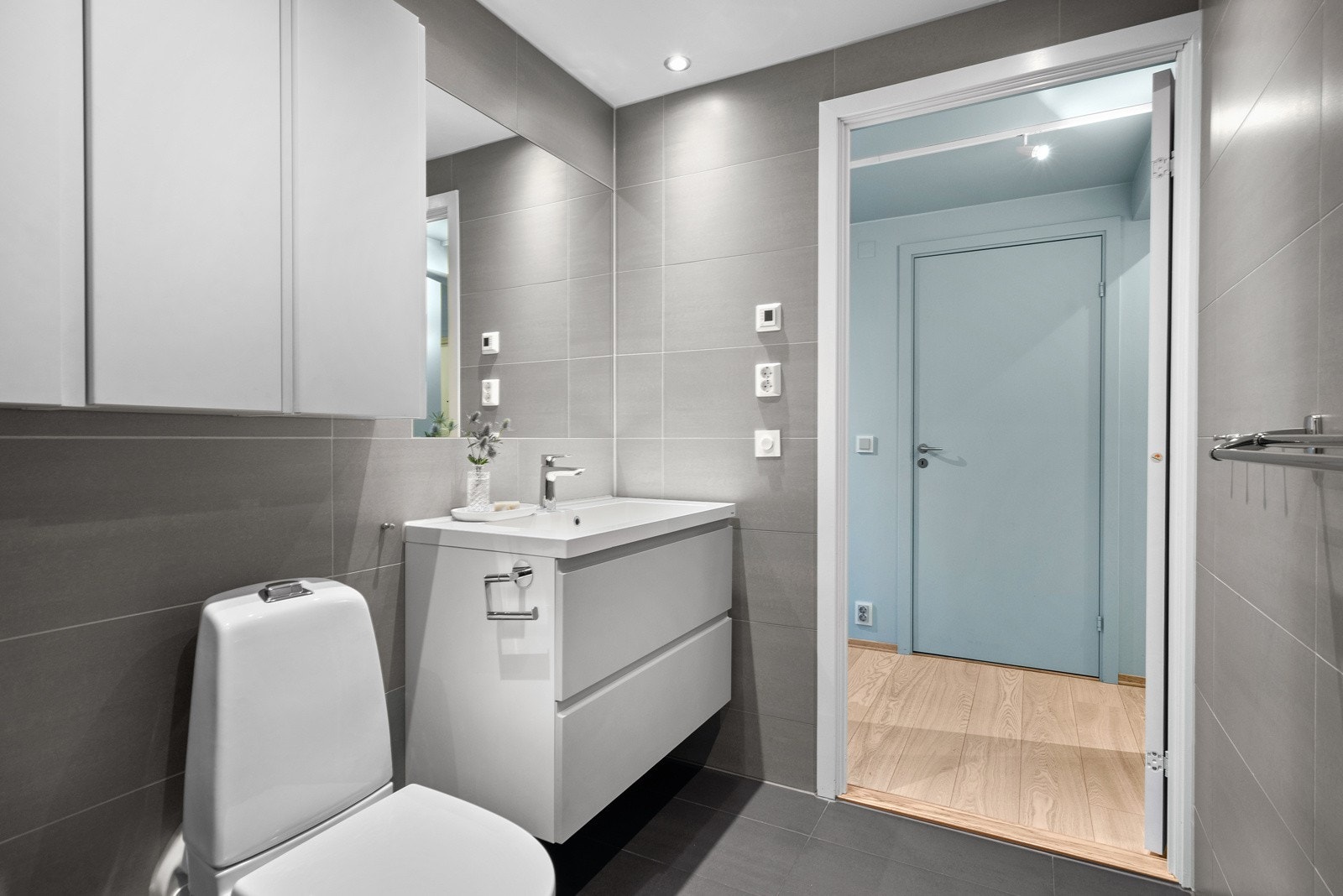 Badet er flislagt med termostatstyrte varmekabler og downlights i tak Galleribilde