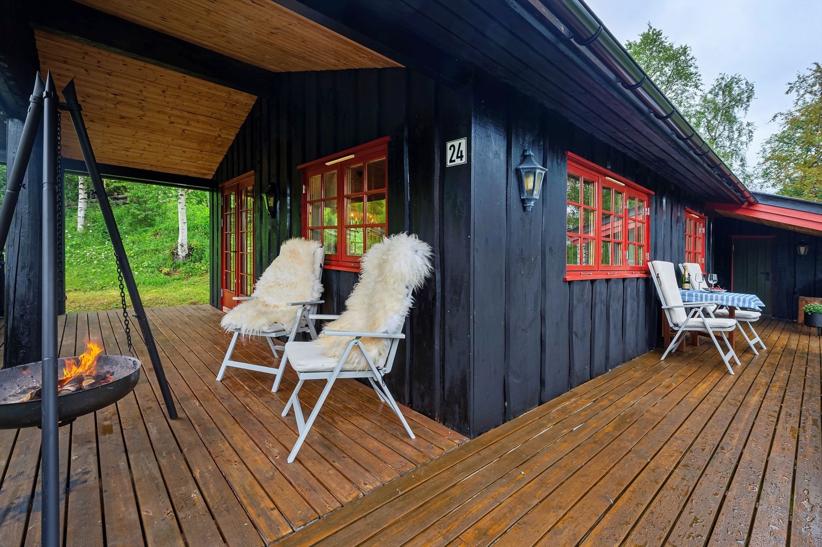 Delvis takoverbygd terrasse mot sør og vest på til sammen 41 m² Galleribilde