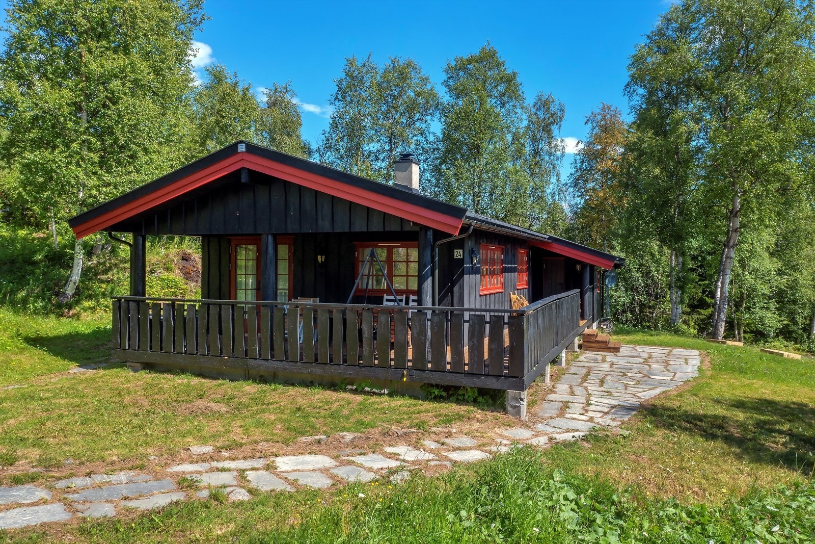 En velholdt og kompakt hytte fra Sande oppført i 1998 Galleribilde