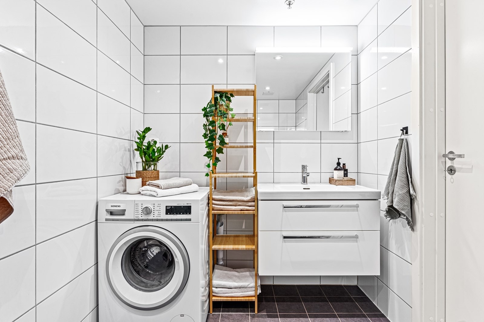 Badet har flislagte overflater og behagelig gulvvarme. Galleribilde
