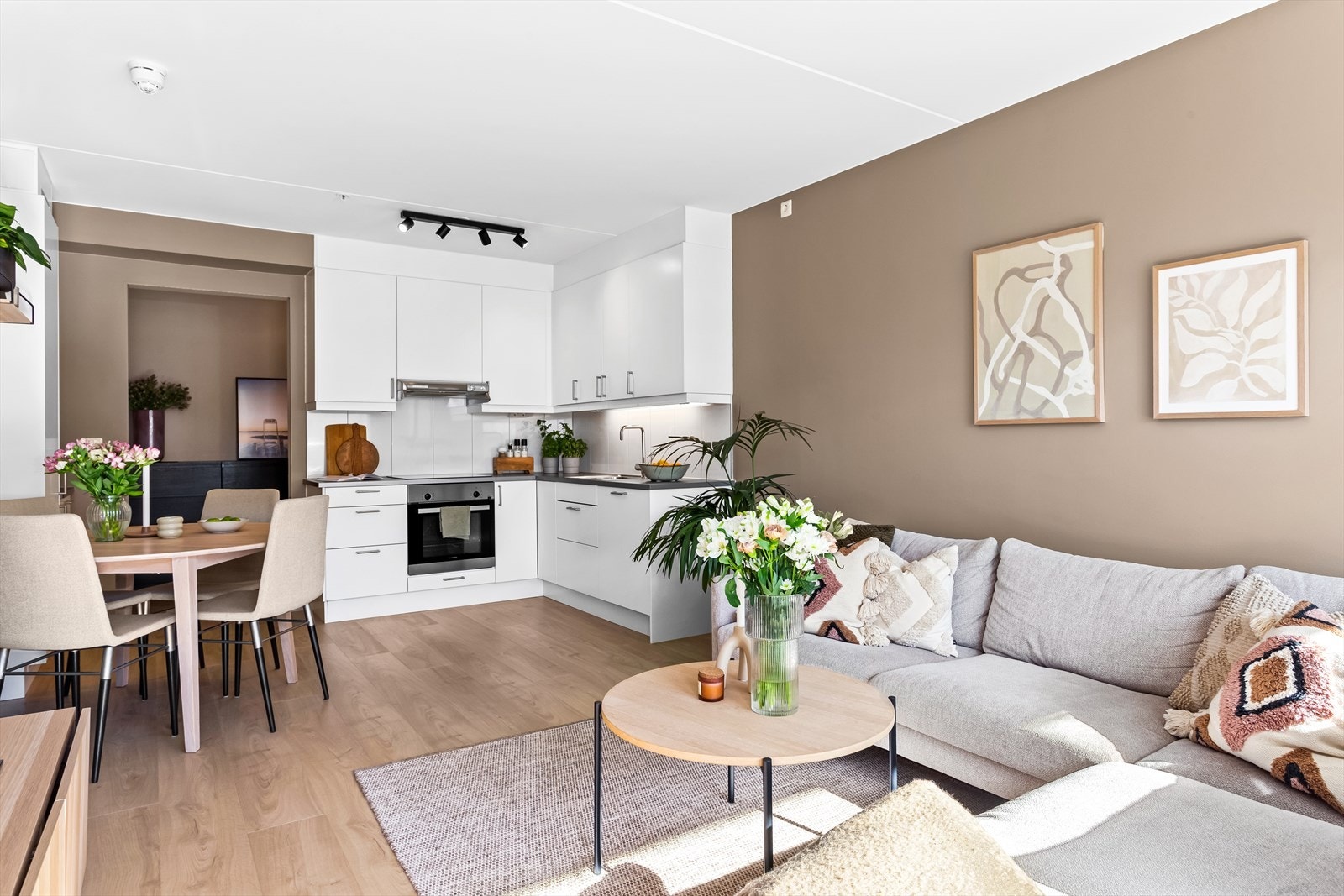 Her får du en moderne og stilsikker leilighet, med en svært god standard. Det er balansert ventilasjon. Galleribilde