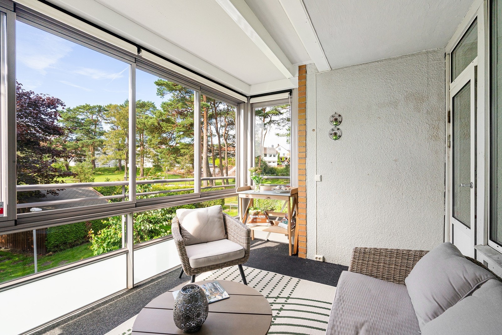 Lyst og solrikt med utsikt mot grøntareal Galleribilde