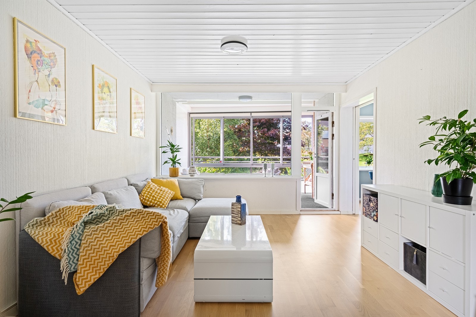 Lekker stue med utgang til innglasset balkong Galleribilde