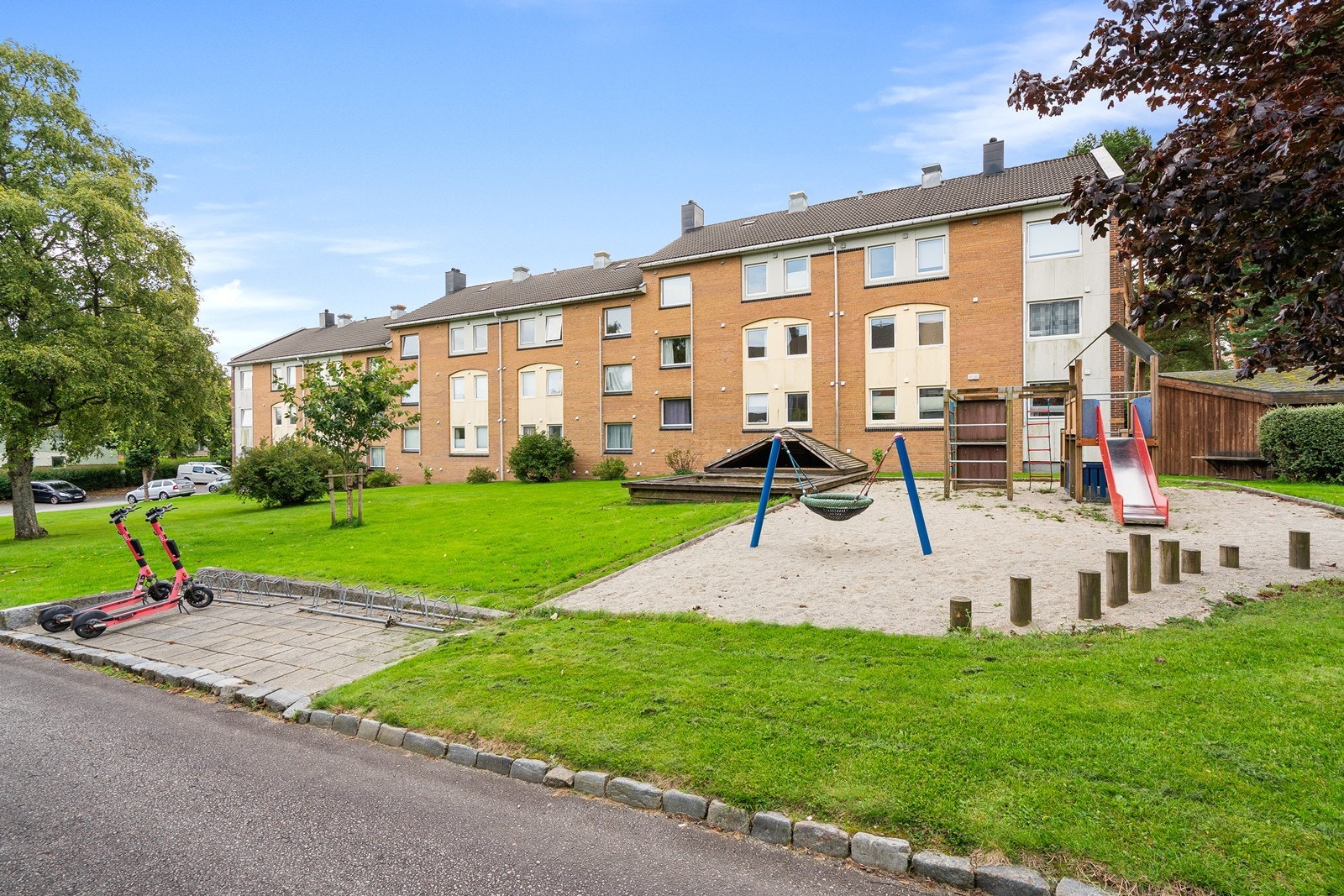 Flott grøntareal med lekeplass ved boligen Galleribilde