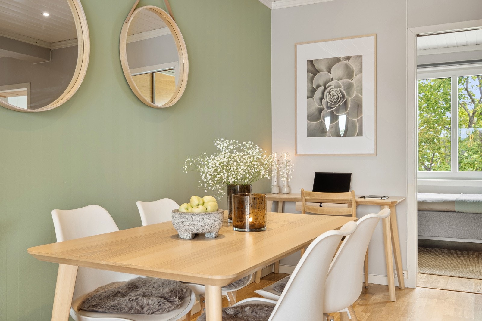 Tilbaketrukket i stuen er det også plass til å innrede med hyggelig spisegruppe. Galleribilde