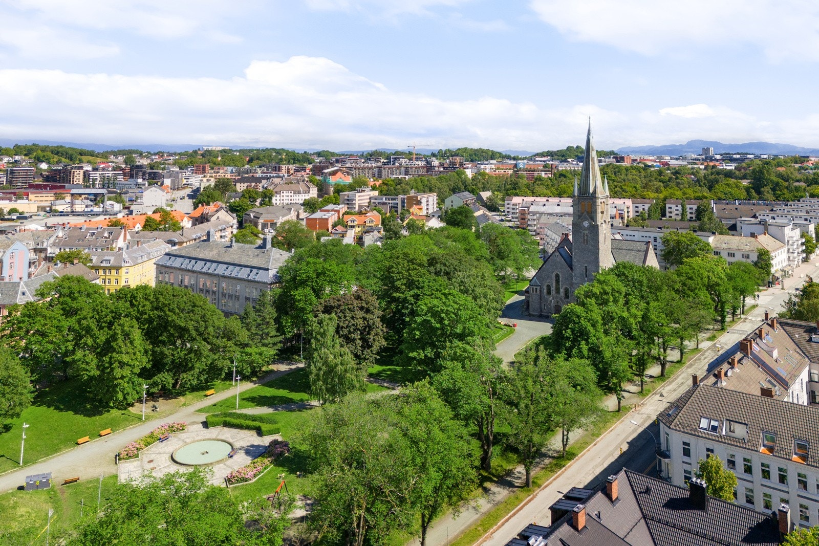 Den flotte bydelsparken Lademoparken ligger innen kort avstand dra boligen. Parken er hyggelig beplantet og er et populært sted å nyte godværsdagene på. Galleribilde