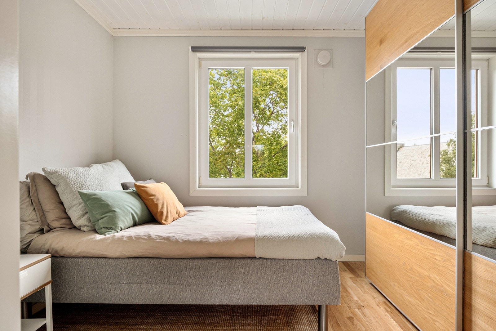 Det er plass til stor seng og det er en romslig skyvedørsgarderobe med rikelig lagringsmulighet. Galleribilde