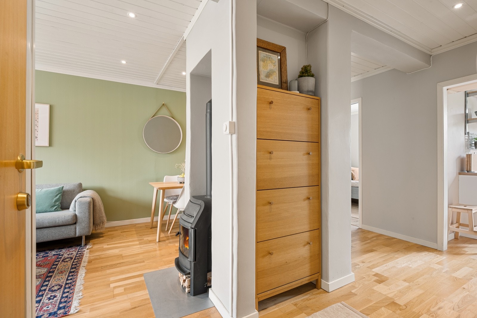 Entréen har skyvedørsgarderobe med speilfronter for ekstra oppbevaring og plass til andre garderobeløsninger. Galleribilde