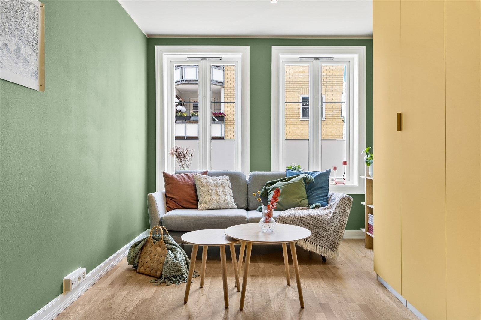 Koselig sofahjørne innerst i leiligheten. Galleribilde