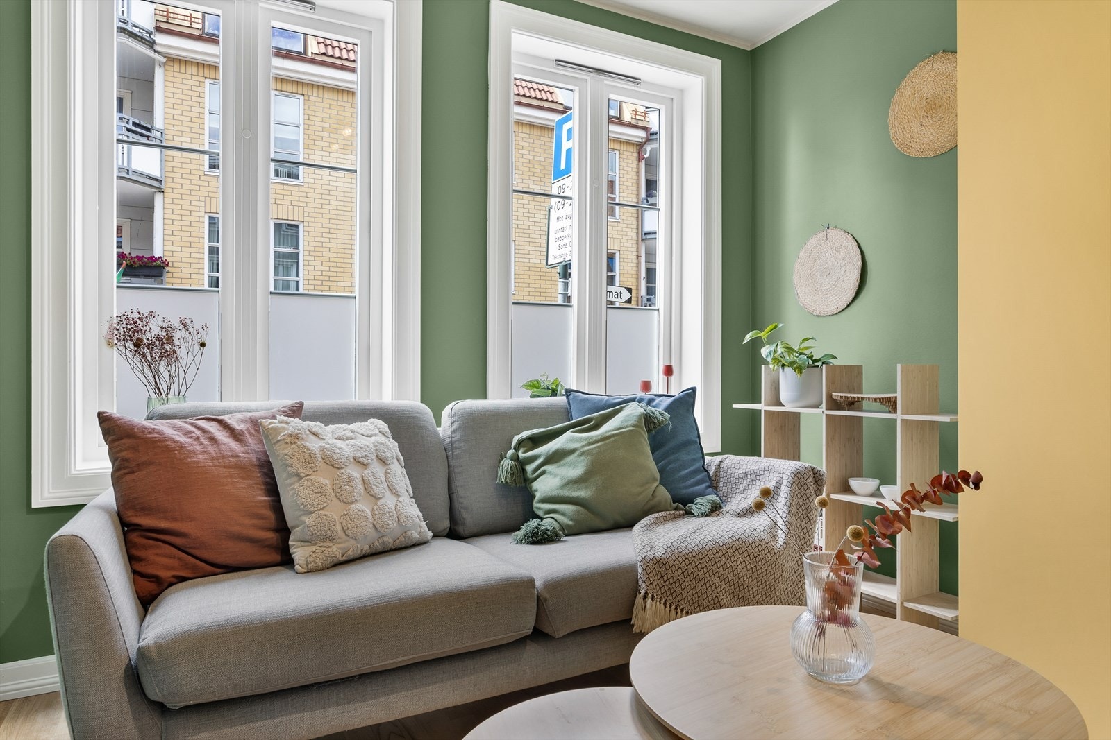 Sofaen kan også stå andre vei og innrede med TV på veggen ved siden av skapet. Galleribilde