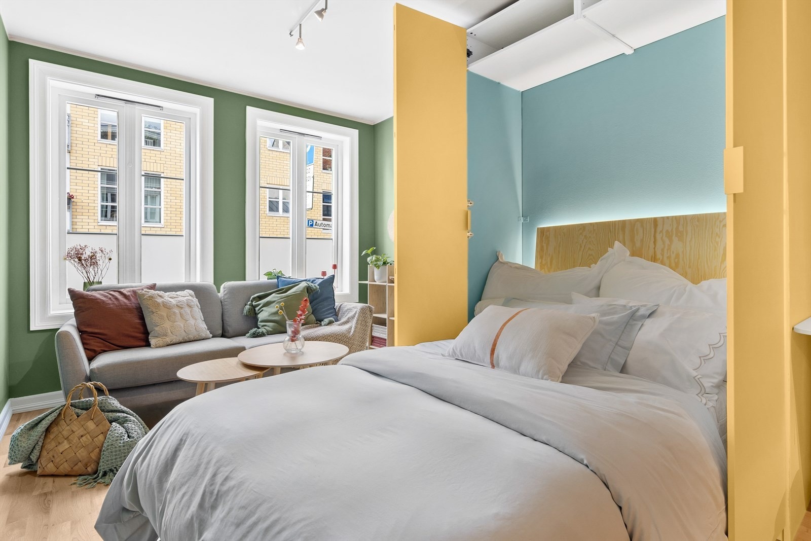 Når kvelden kommer tar du ned sengen fra skapet. Oppbevaring i eget skap på venstre side og over sengen. Galleribilde