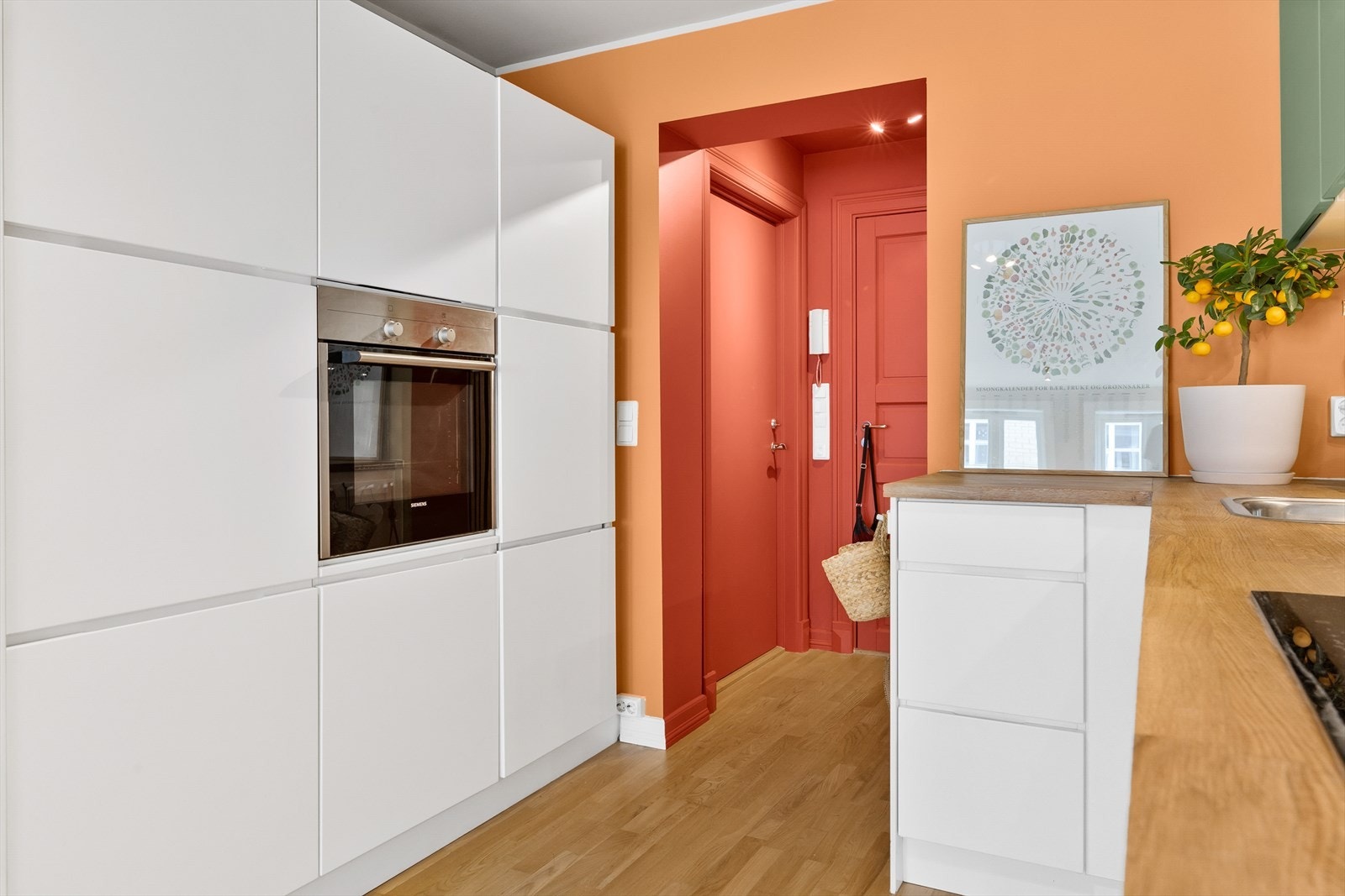 Fra gangen kommer man inn på kjøkkenet. Galleribilde