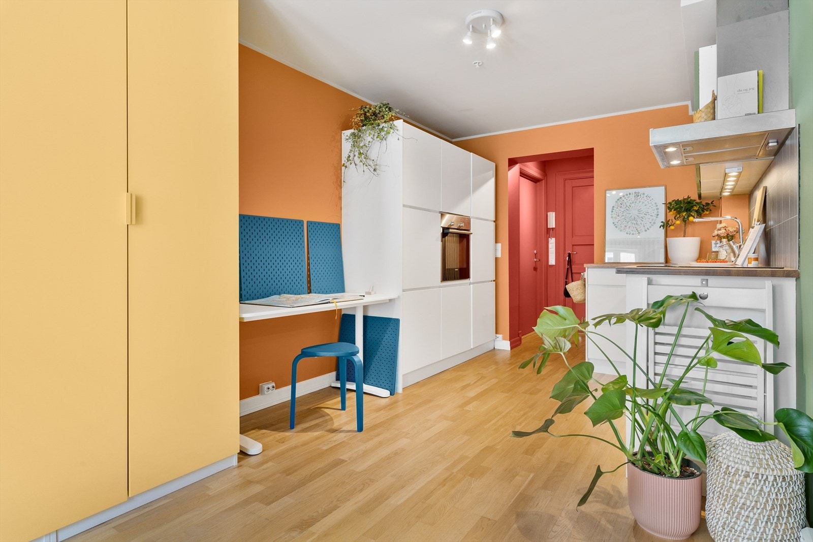 Selger har en pult som passer perfekt inn mellom kjøkkeninnredning og skapsengen som kan dras ut og brukes som spisebord ved slike anledninger. Galleribilde