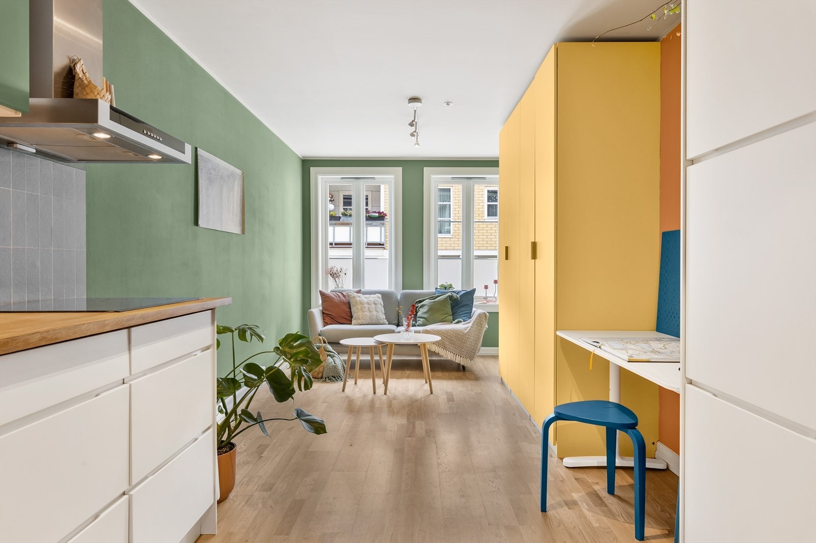 Leiligheten har store fine vinduer med dype vinduskarmer. Galleribilde