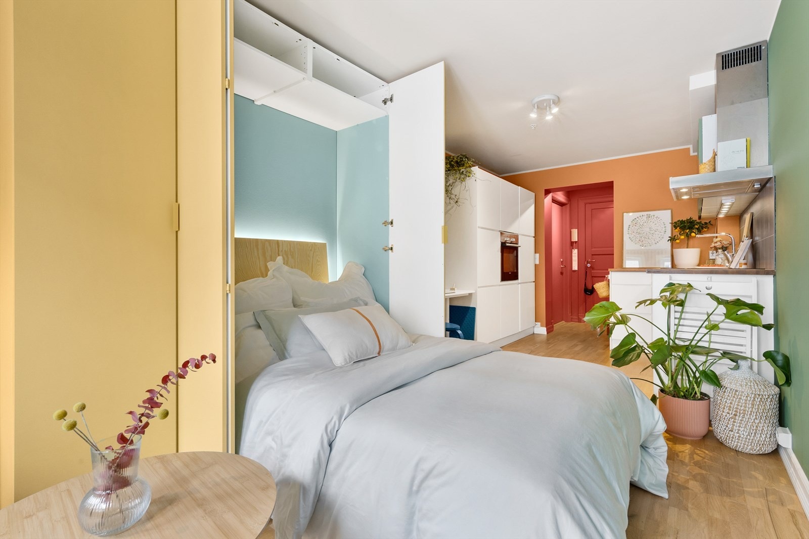 Leiligheten er arealeffektiv med smarte løsninger og fargevalgene er hentet fra bebyggelse på Kampen av selger som er arkitekt. Galleribilde