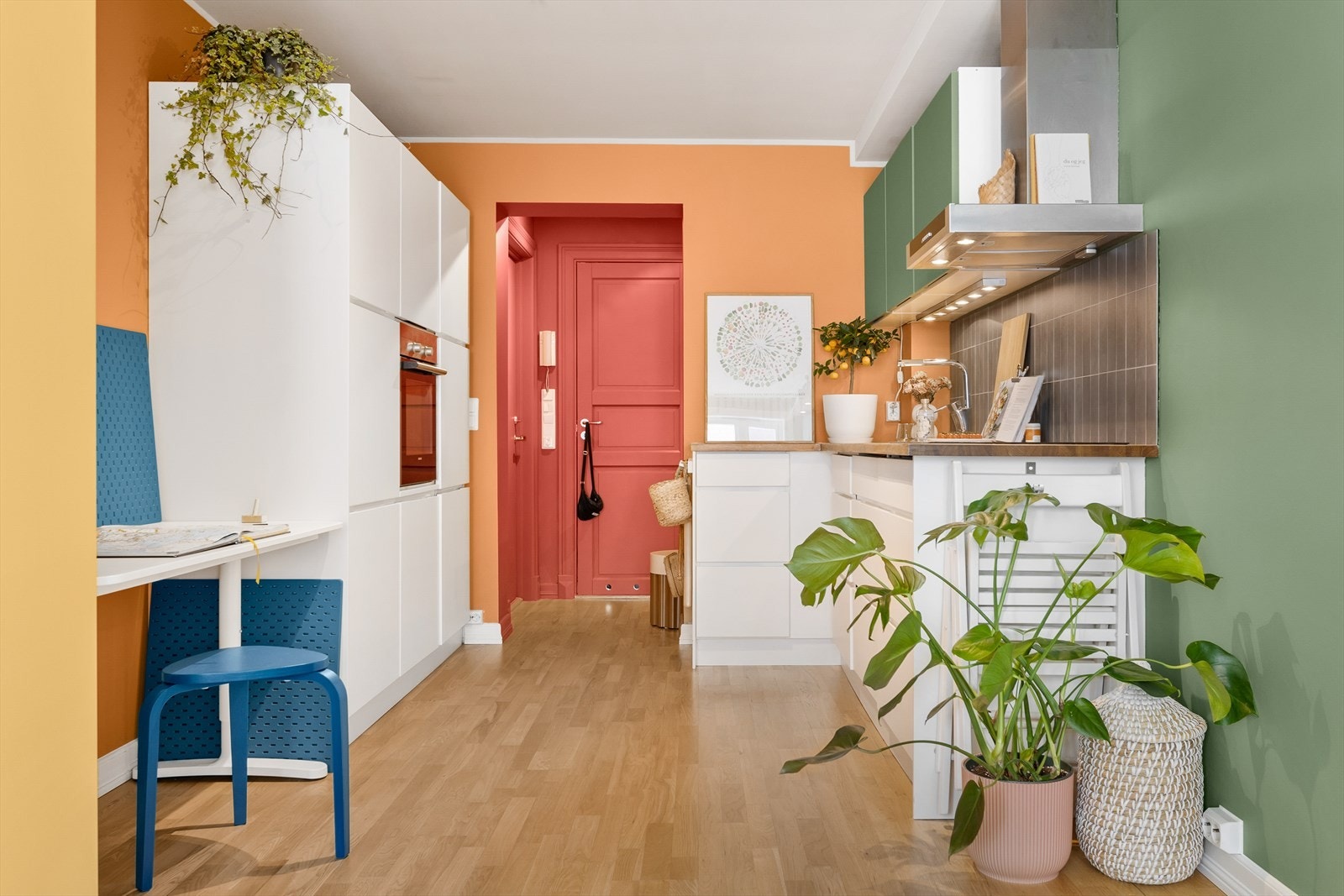 Ragnhild Felix i EiendomsMegler 1 har gleden av å presentere Bøgata 19A - en flott og fargerike 1-roms på beste Kampen! Galleribilde