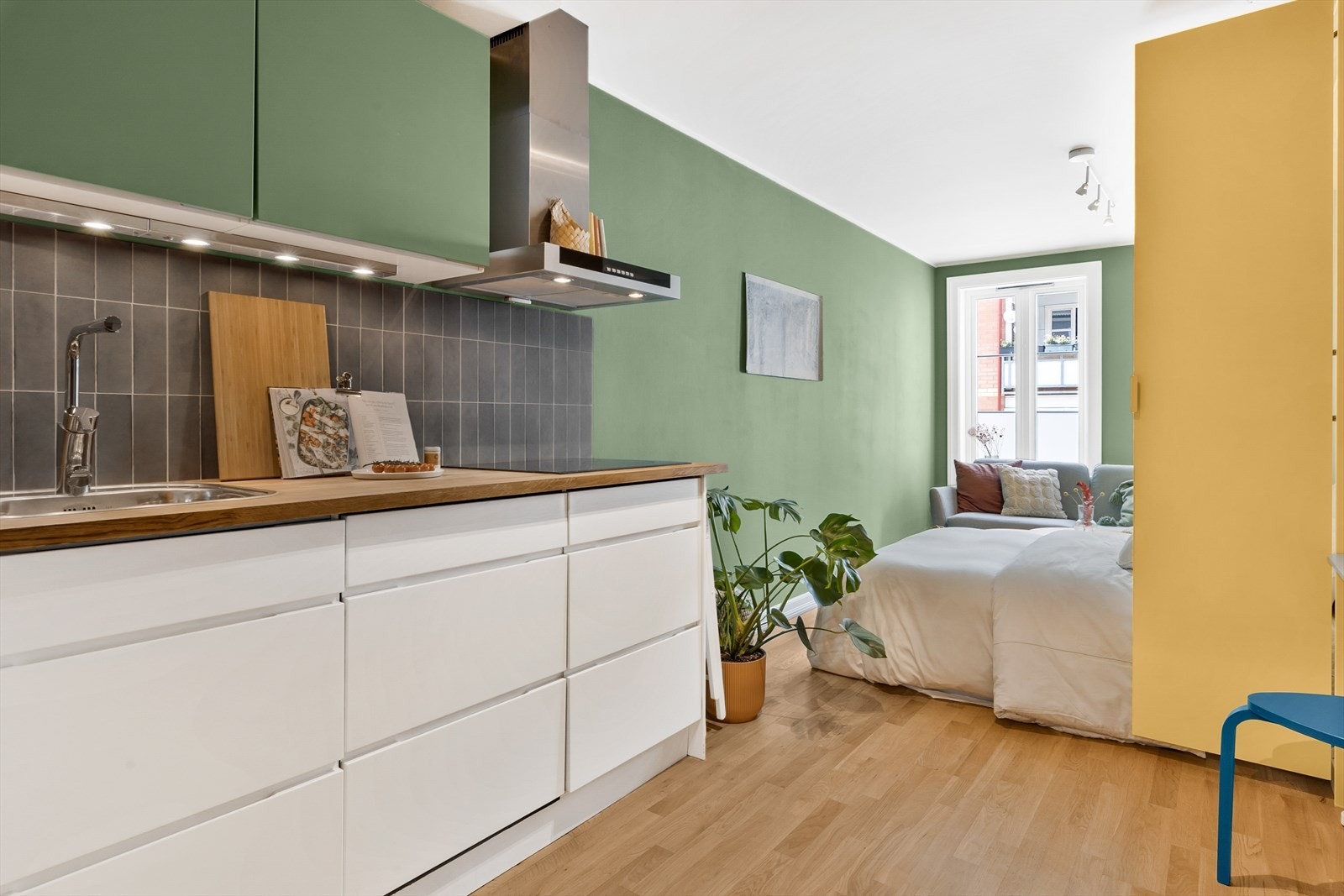 Skapet har innebygd seng og oppbevaring til klær. Galleribilde