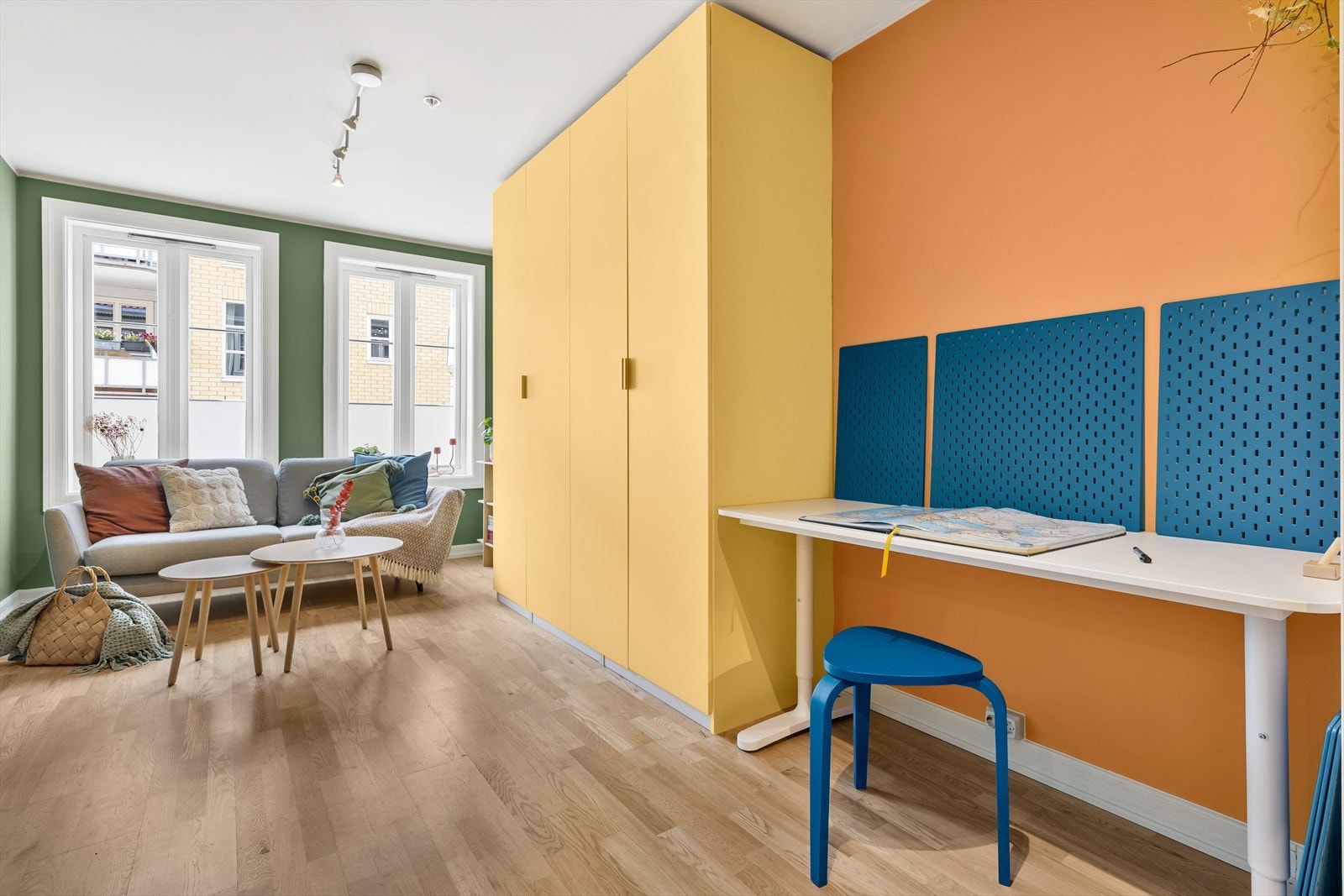 Når man ikke har middagsgjester funker plassen fint som kontor. Denne pulten kan følge med. Galleribilde