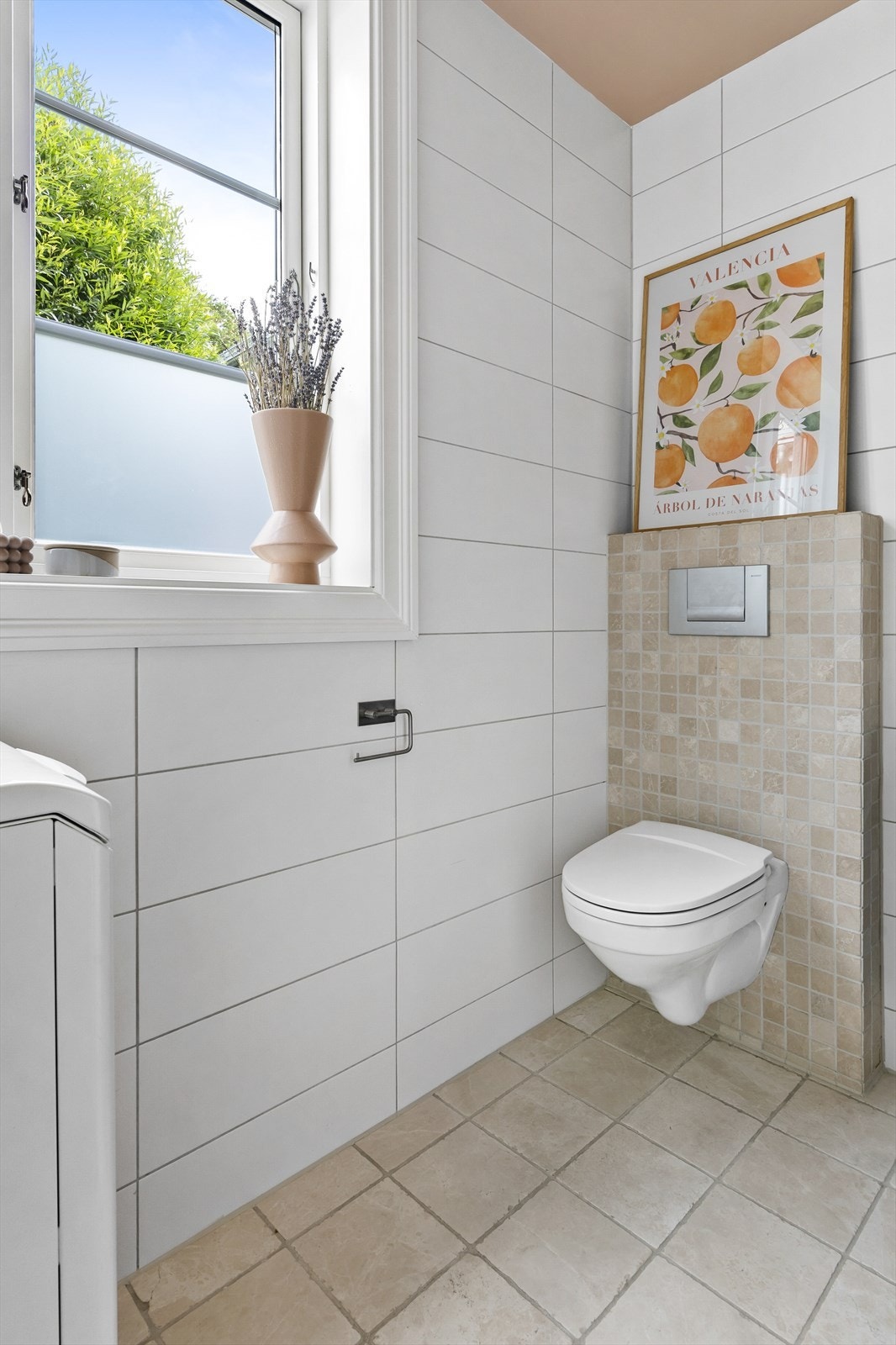 Vegghengt toalett og vindu inn mot bakgård. Galleribilde