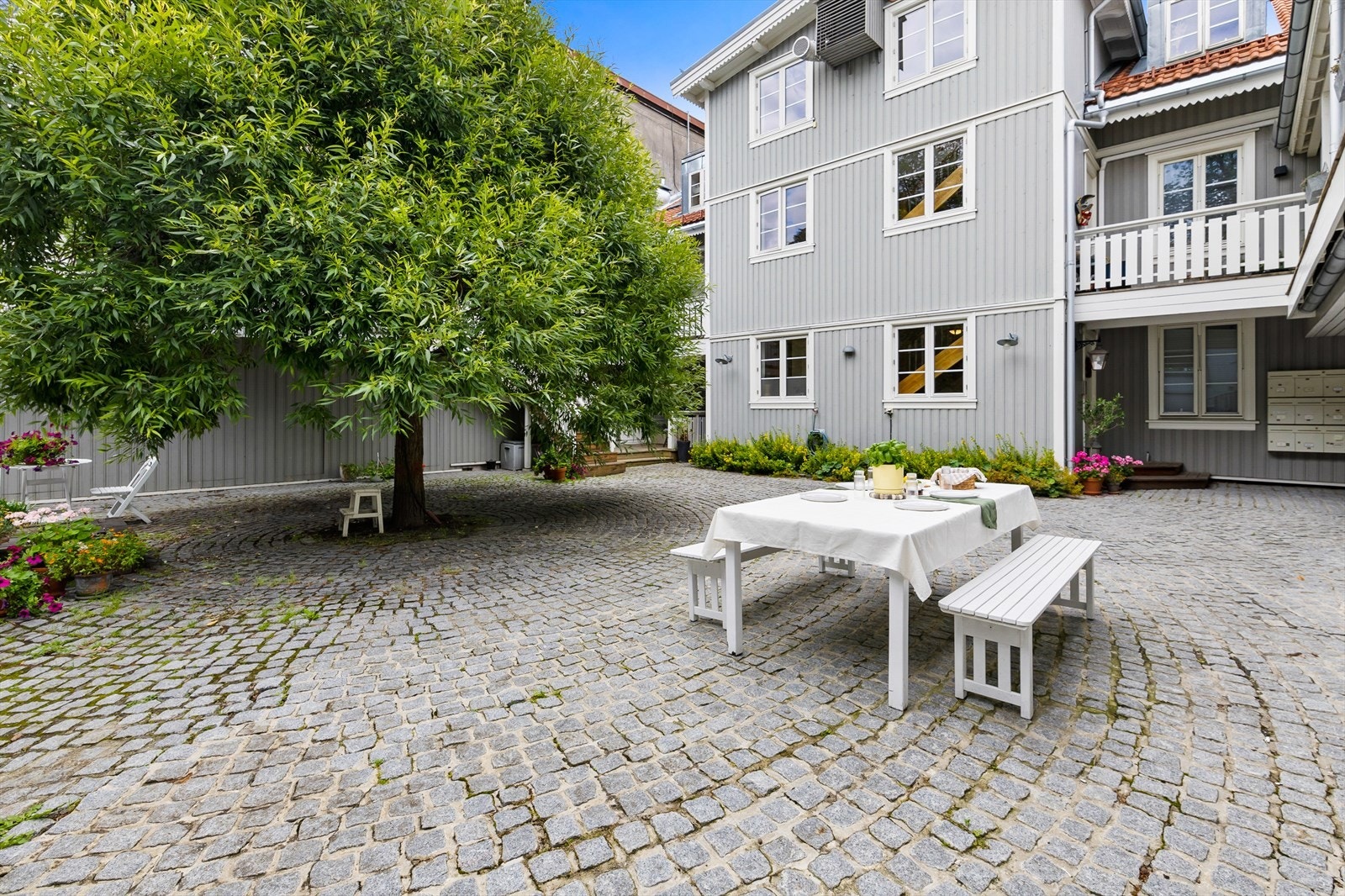 Romslig bod ligger i bygget til venstre i bildet. Galleribilde