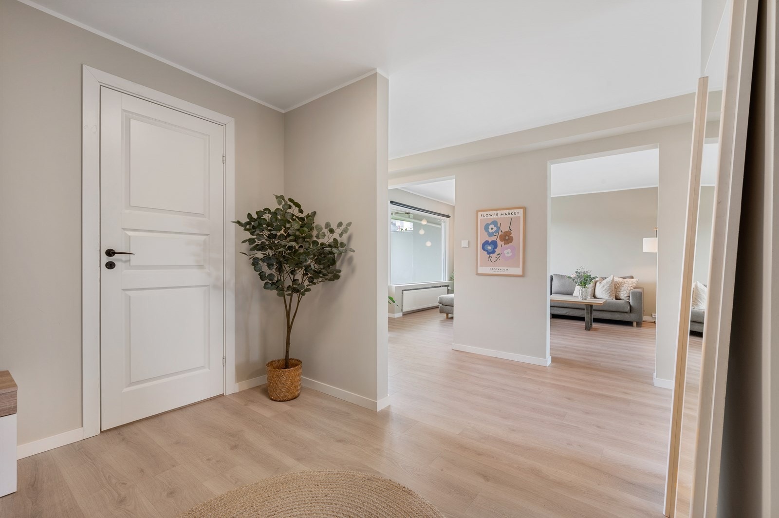 - Svært romslig entré på 8,9m² - Galleribilde