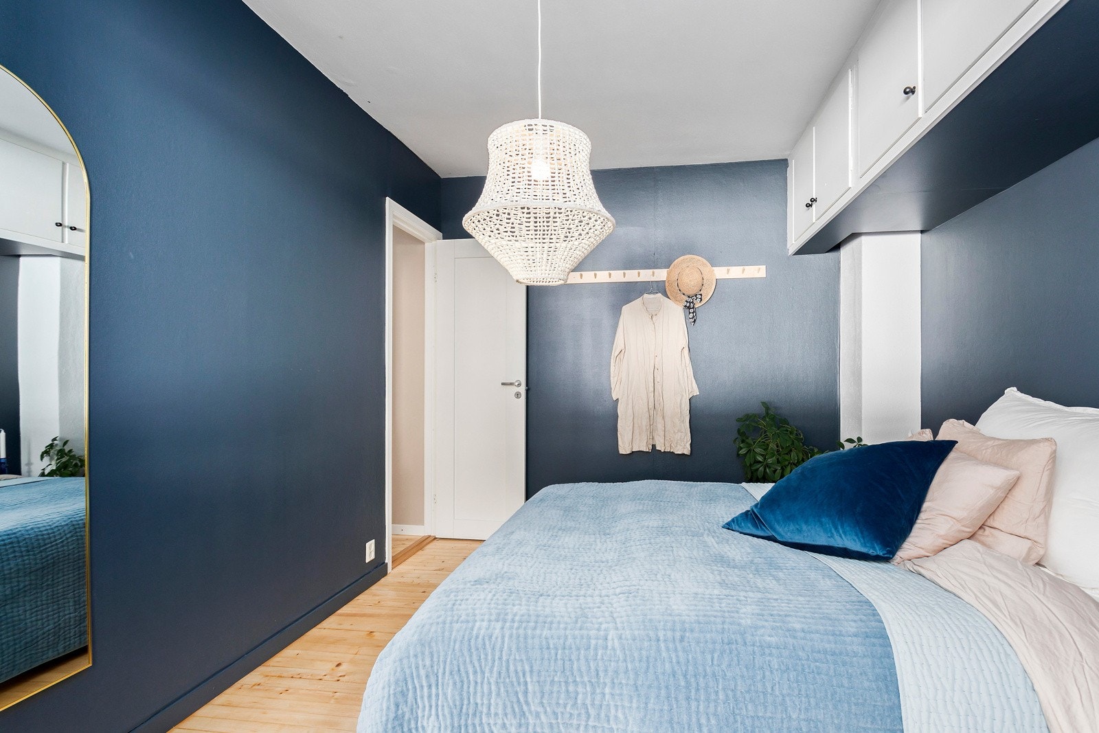 Soverom 1 - innvendige vegger i gang og stue er bygget om slik at det nå er adkomst til hovedsoverommet via gang og ikke via stuen som opprinnelig - gunstig med mer veggplass i stue / soverom) Galleribilde