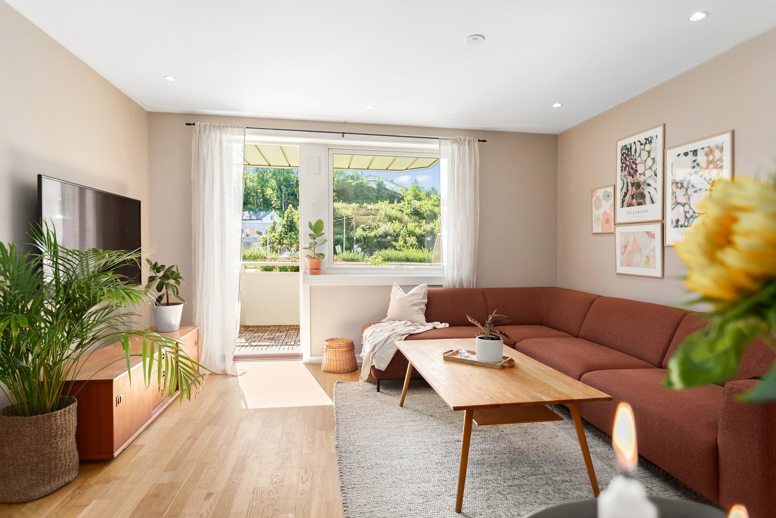 Stue med spisestue med peis og utgang til vestvendt balkong | nymalte tak og vegger Galleribilde