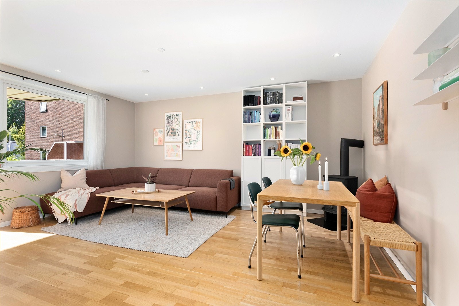 Stuen er romslig og har flere møbleringsløsninger | lekkert og stemningsfullt med downlights i tak Galleribilde